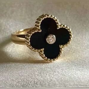 Elegant Gold and Black Clover Ring